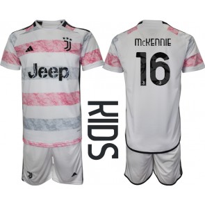 Maillot de foot Juventus Weston McKennie #16 Extérieur enfant 2023-24 Manches Courte (+ pantalon court)